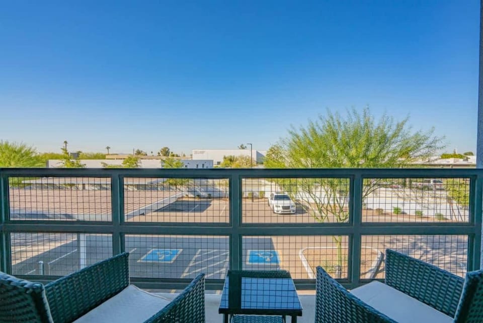 Modern 2BD - Gym, Pool, Parking, W-D - Sleeps 8 Apartment in Tempe