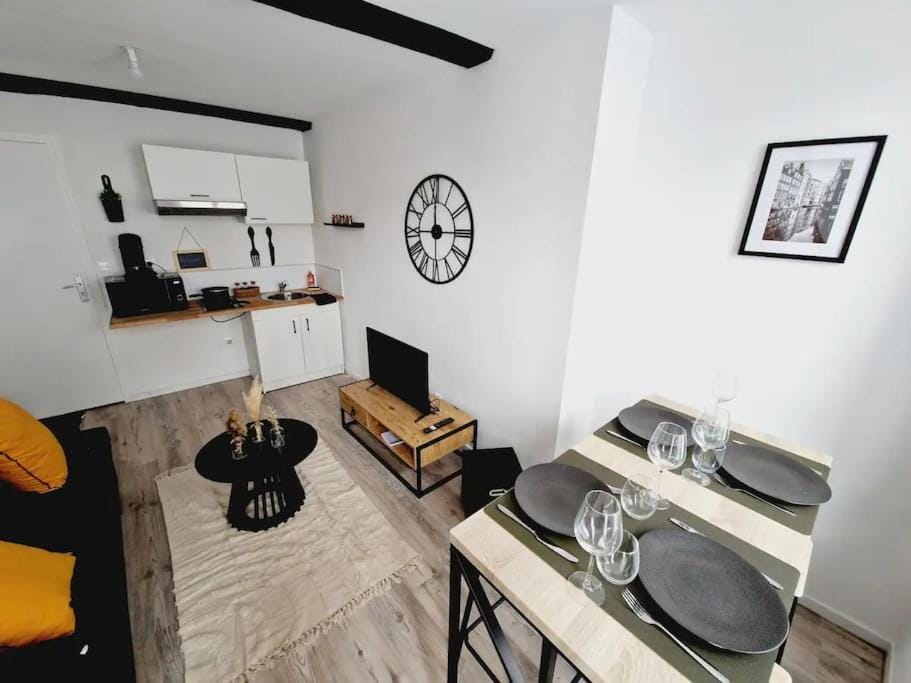 Bed, TV and multimedia, Kitchen or kitchenette, Photo of the whole room, Seating area, Dining area, Bedroom