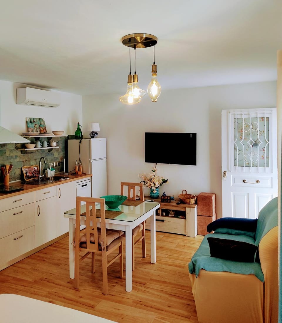 TV and multimedia, Living room, Dining area