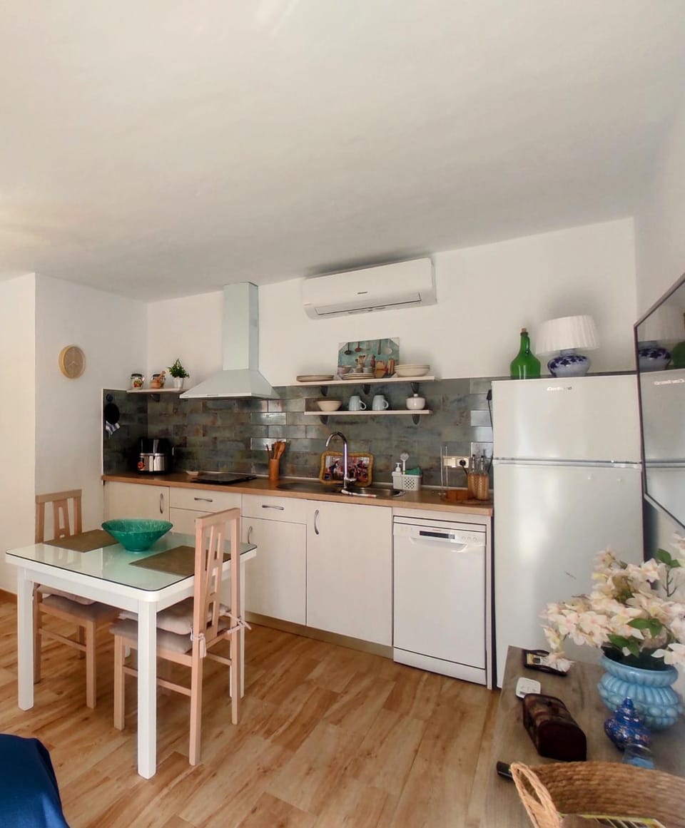 Kitchen or kitchenette, Dining area, dishwasher, stove