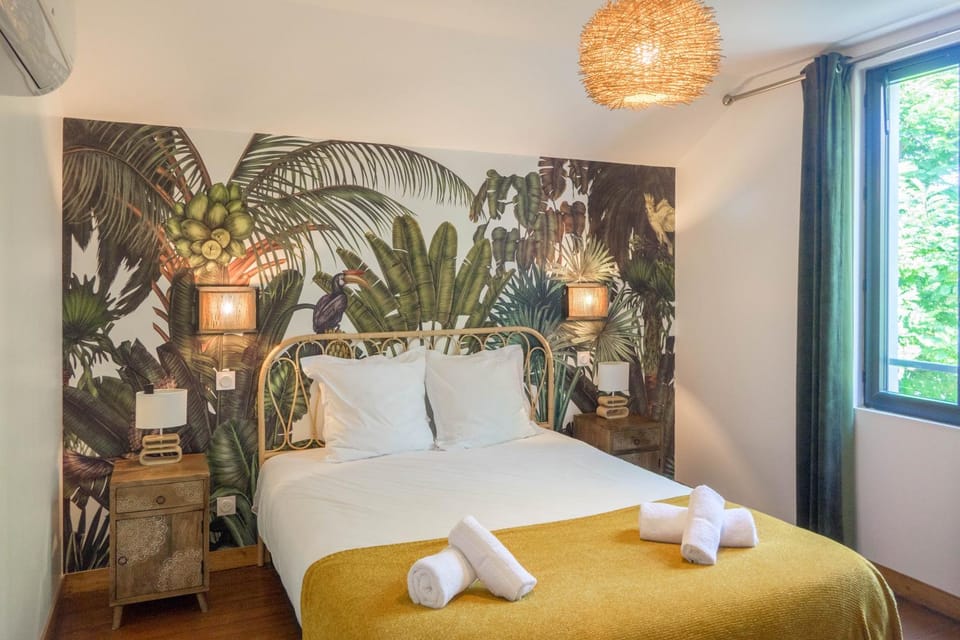 Bed, Photo of the whole room, Bedroom, towels, air conditioner