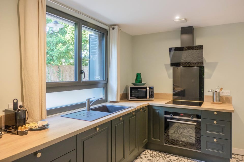 Kitchen or kitchenette, oven, stove