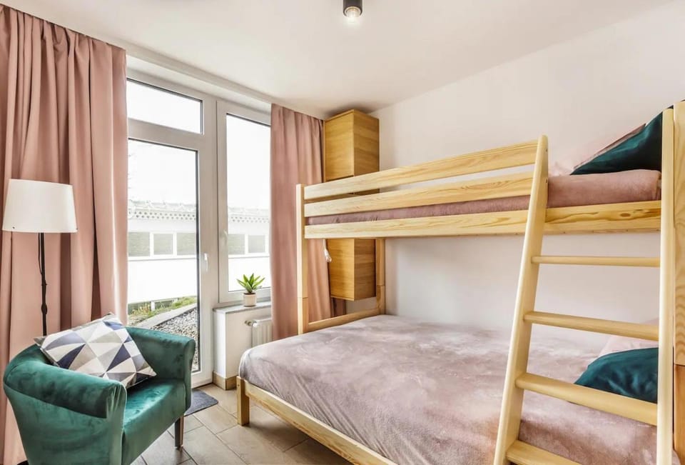 Bedroom, bunk bed