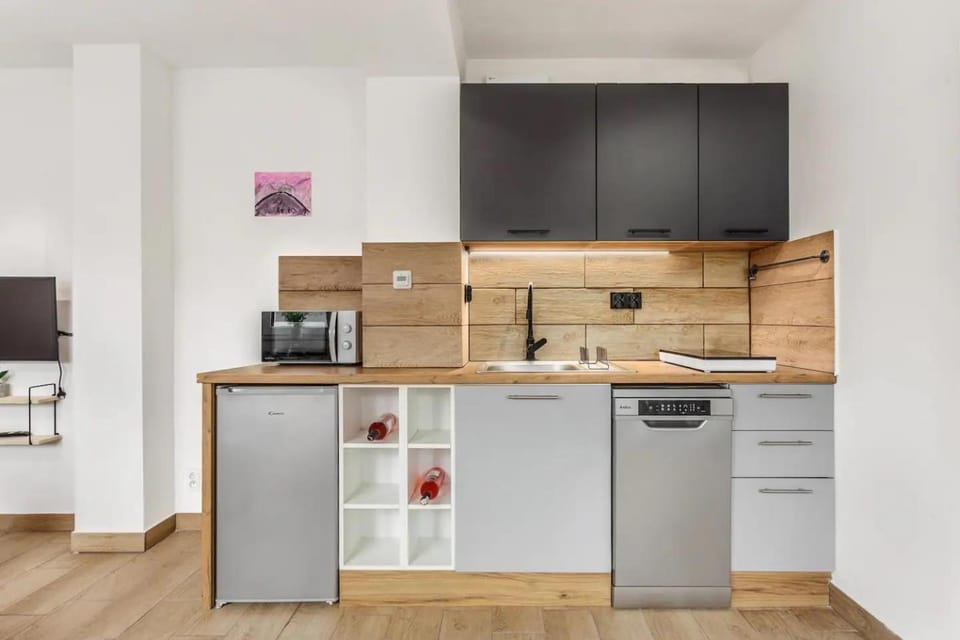 Kitchen or kitchenette, dishwasher, microwave