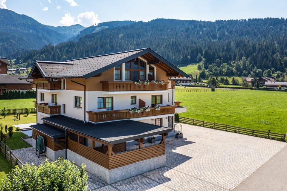 Property building, Spring, Natural landscape, Garden, Balcony/Terrace, Mountain view