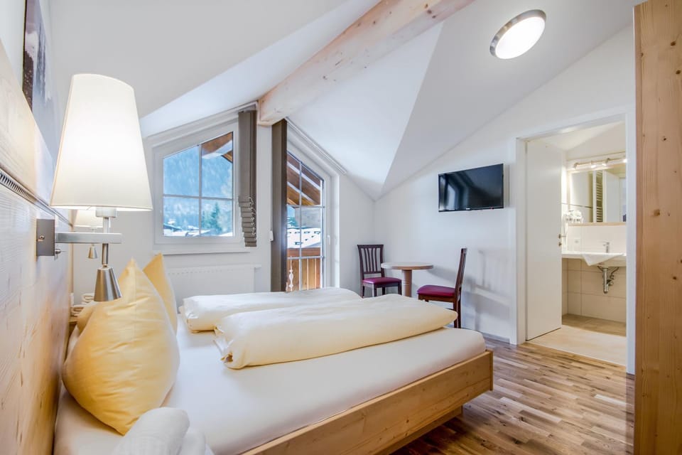 Bed, TV and multimedia, Balcony/Terrace, Bedroom