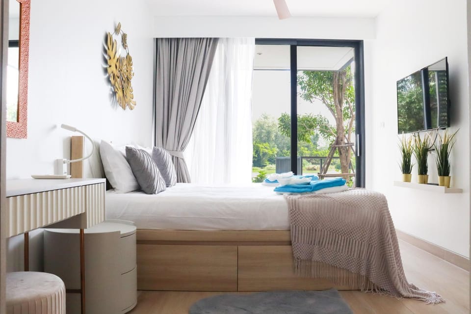 Bed, TV and multimedia, Bedroom