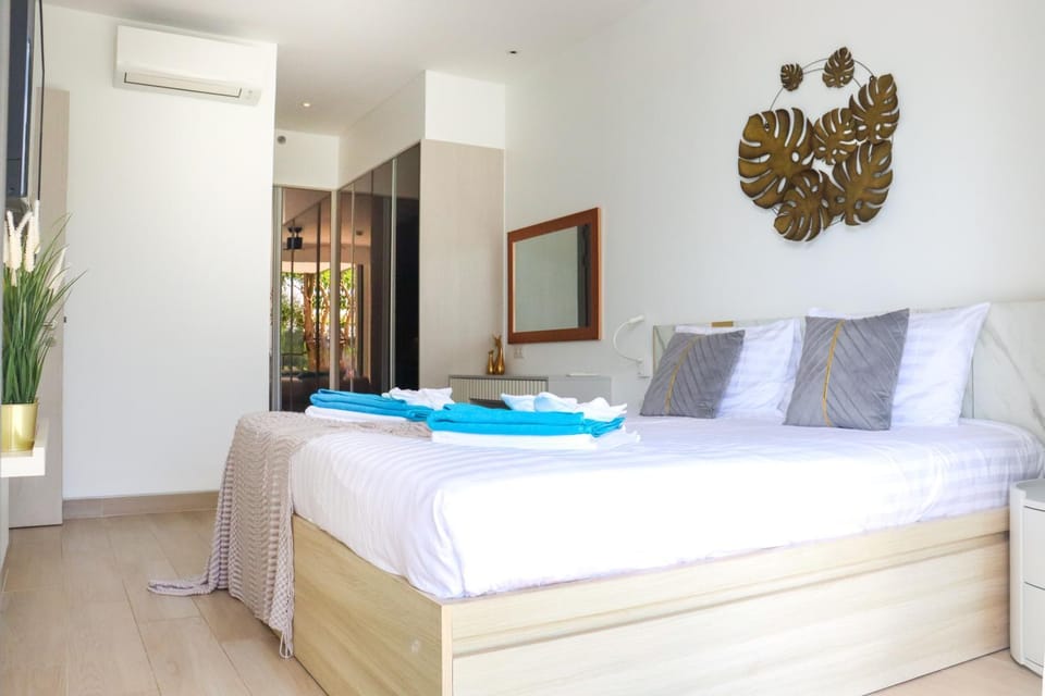 Bed, Bedroom, towels, wardrobe
