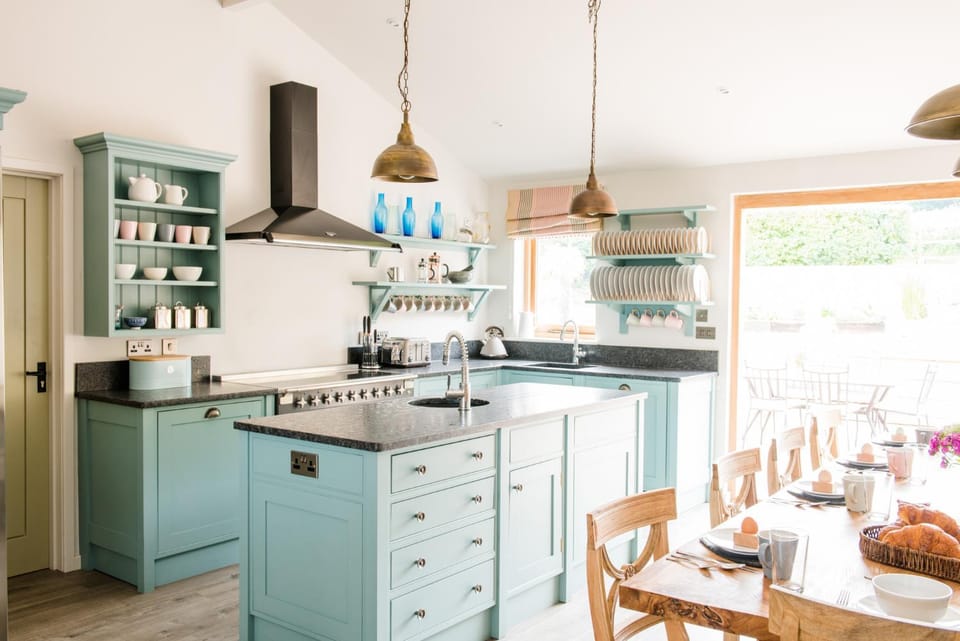 Coffee/tea facilities, Kitchen or kitchenette, Dining area, stove, toaster