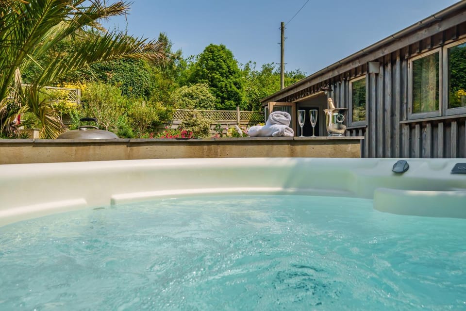 Patio, Patio, Day, Natural landscape, Summer, Hot Tub, Balcony/Terrace