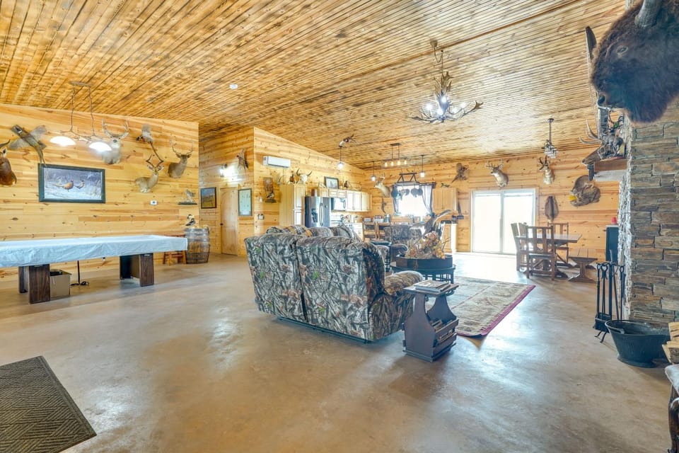 Hot Tub & Fire Pit: Family Retreat in South Dakota House in South Dakota