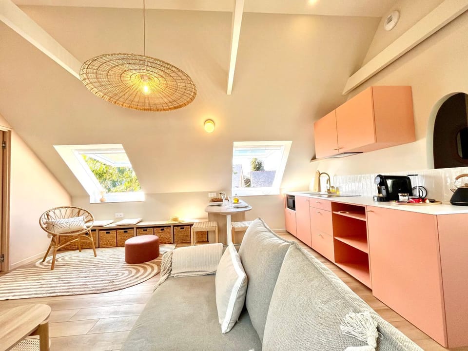 Kitchen or kitchenette, Living room, Seating area, Dining area