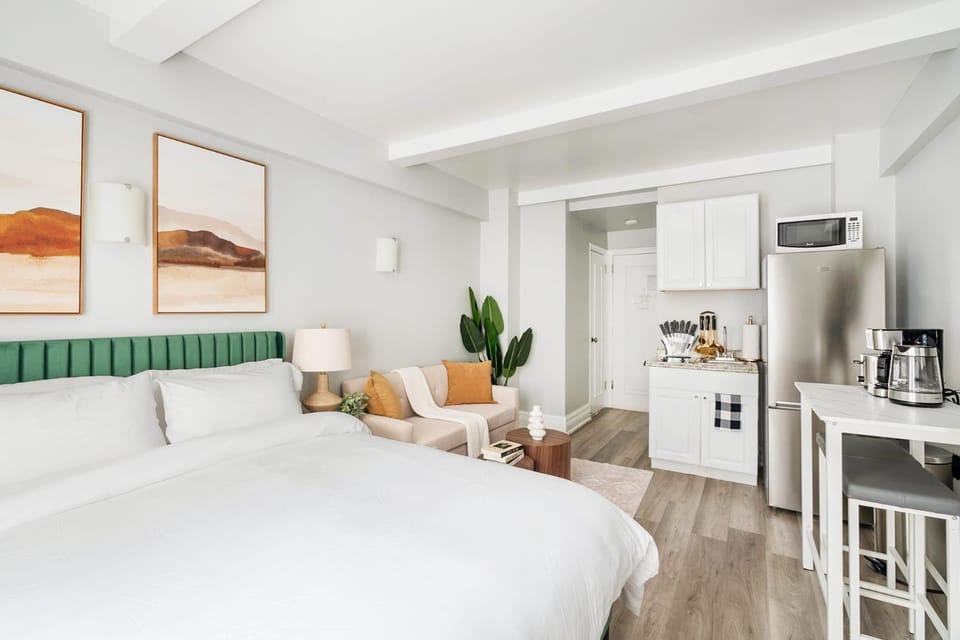 73-518 Newly Reno Studio UWS Doorman Gym Laundry Apartment in Upper West Side