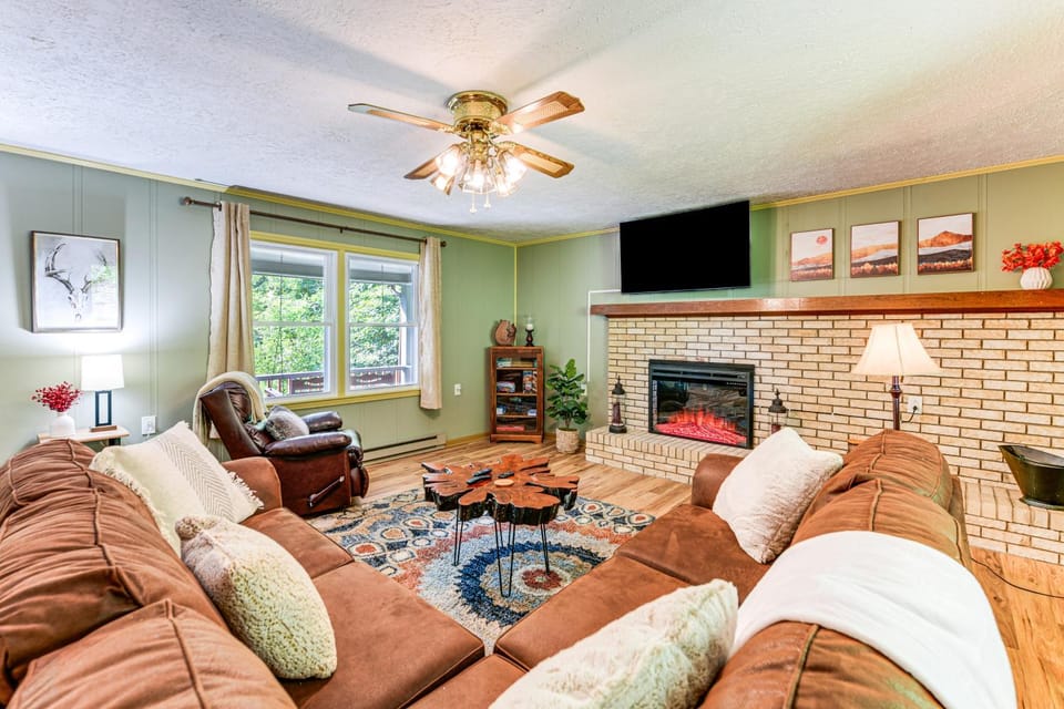 6 Mi to Waterrock Knob Serenity Cottage House in Ivy Hill