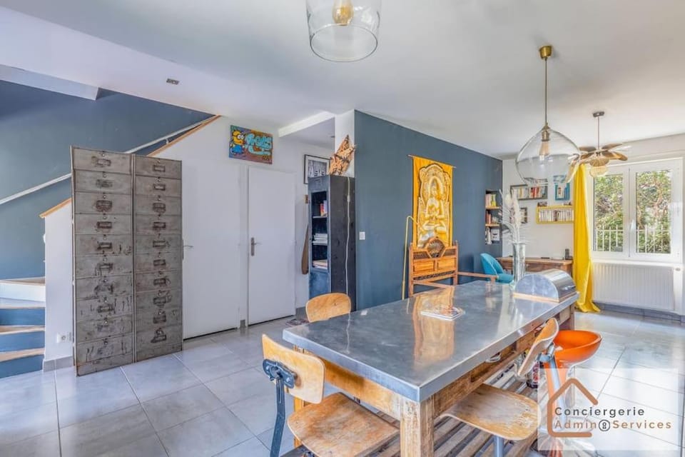 Kitchen or kitchenette, Seating area, Dining area, wardrobe