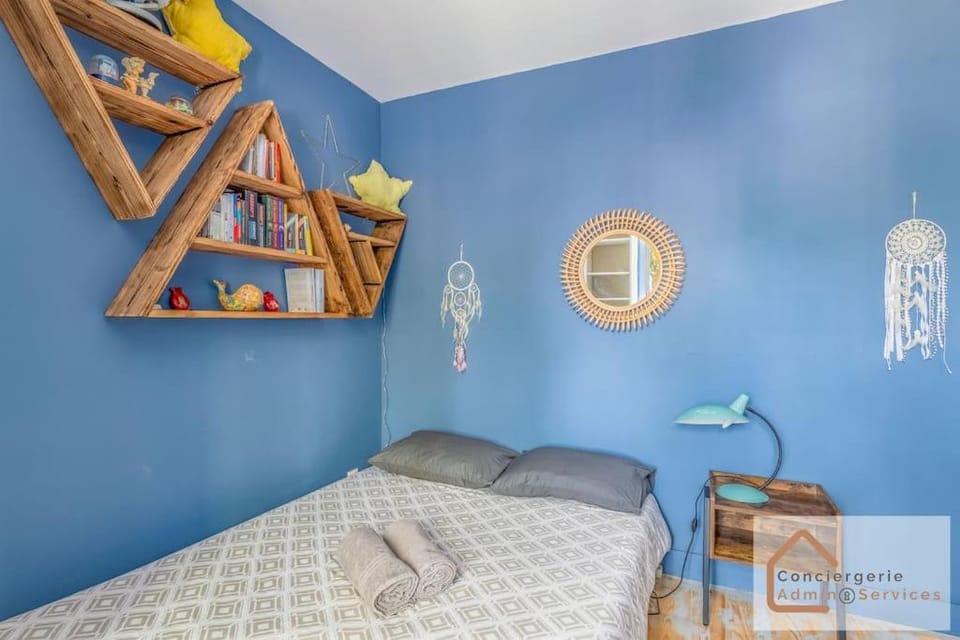 Bed, Photo of the whole room, Bedroom, towels