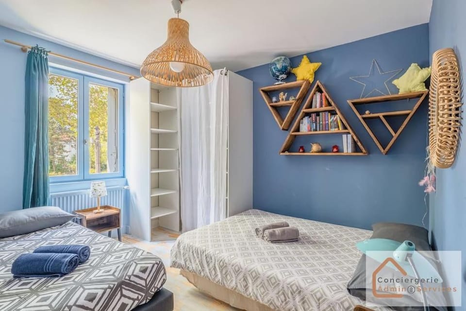 Bed, Photo of the whole room, Bedroom, storage, towels, wardrobe