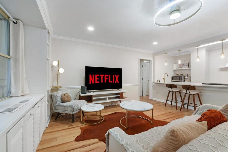 Downtown Condo, City Skyline View, Walk Friendly House in Atlanta