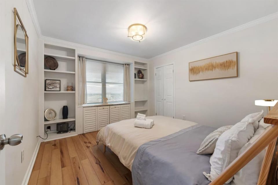 Downtown Condo, City Skyline View, Walk Friendly House in Atlanta