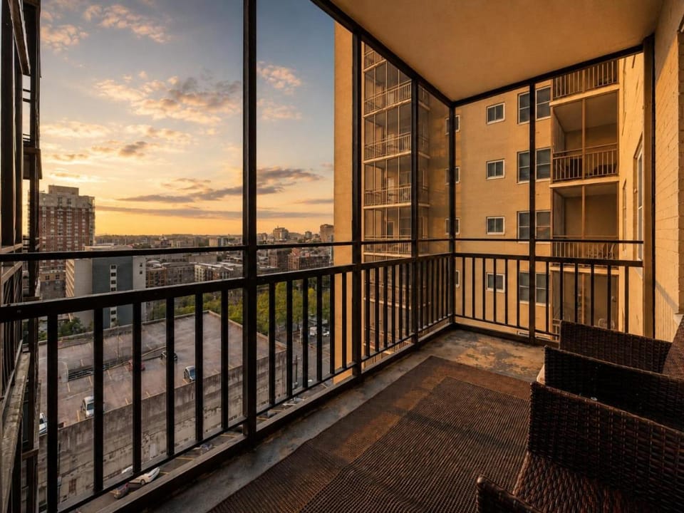 High Rise Patio with City View, In Heart of Downtown House in Atlanta
