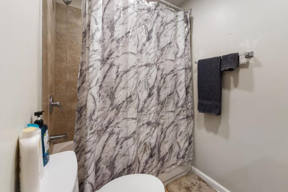 2 BR, Prime Location and City Views, Private Porch House in Atlanta