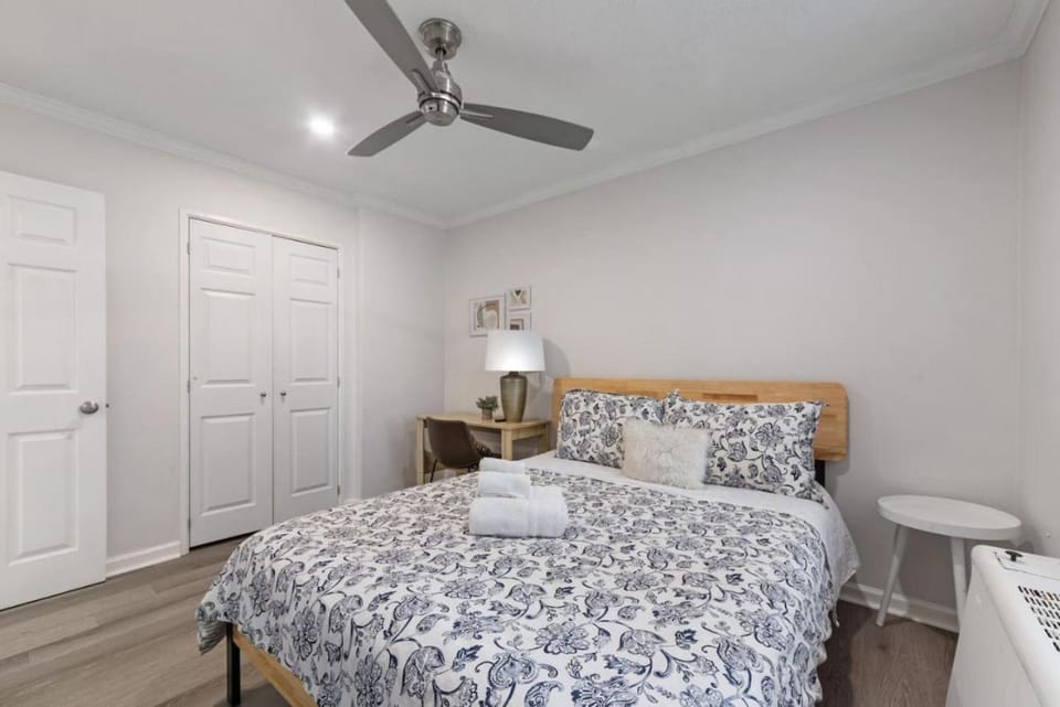 2 BR, Prime Location and City Views, Private Porch House in Atlanta