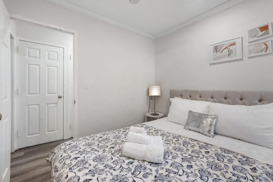 2 BR, Prime Location and City Views, Private Porch House in Atlanta