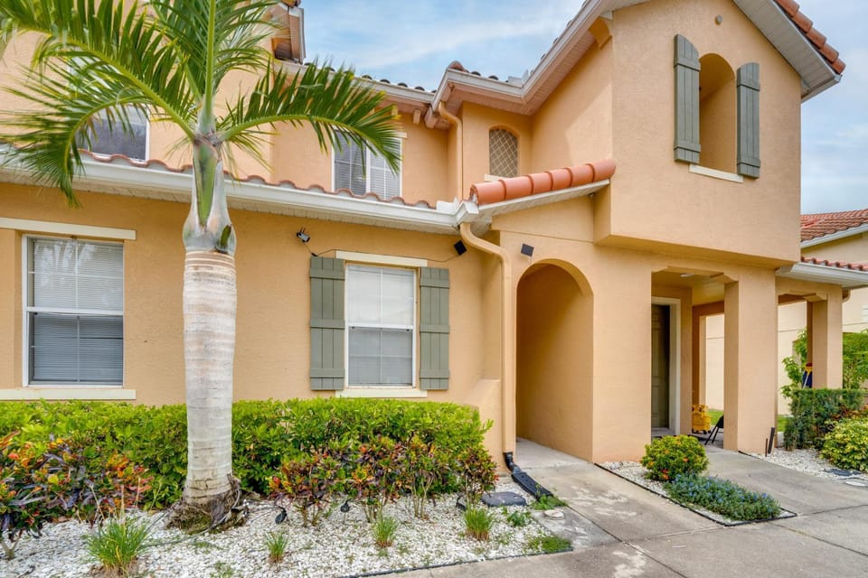 4 Mi to Disney! Family Townhome w/ Pool Access House in Osceola County