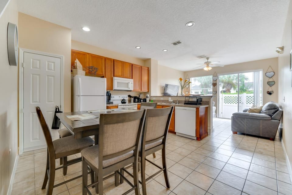 4 Mi to Disney! Family Townhome w/ Pool Access House in Osceola County