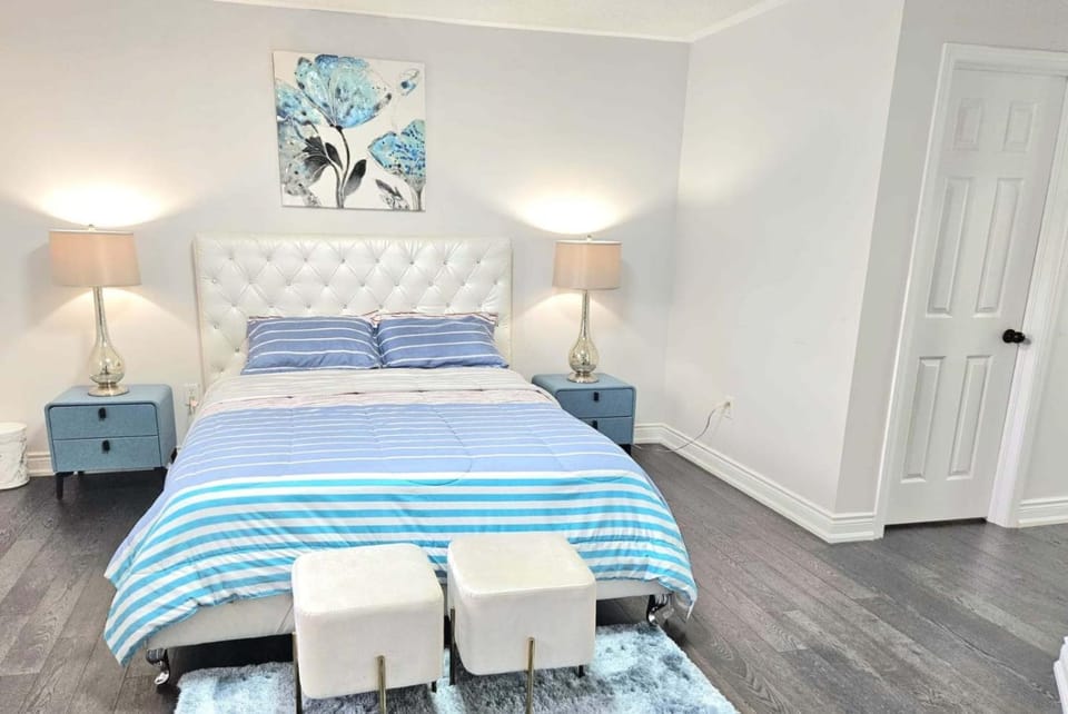 Photo of the whole room, Bedroom