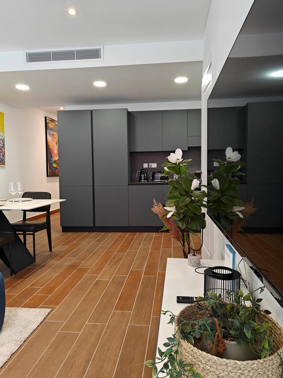 Kitchen or kitchenette, Living room, Seating area, Dining area, air conditioner