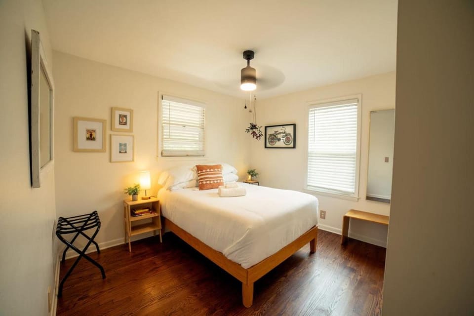 Cozy Getaway Mins to Downtown, Broadway Airport House in Nashville