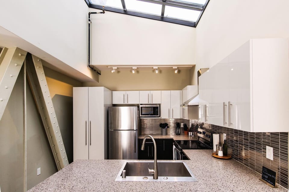 Downtown Luxury 2BR Penthouse Loft - Sleeps 8-9 Apartment in Milwaukee