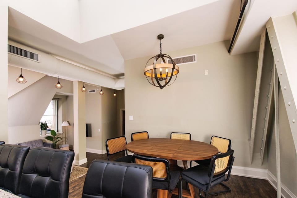 Downtown Luxury 2BR Penthouse Loft - Sleeps 8-9 Apartment in Milwaukee