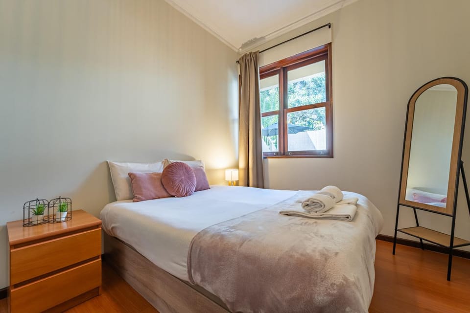 Bed, Bedroom, towels