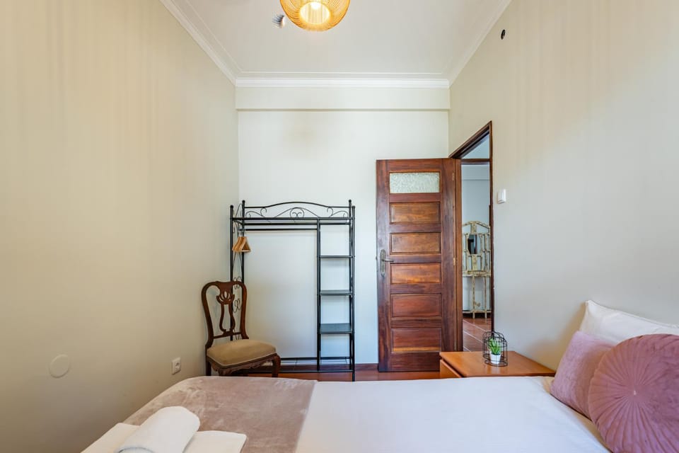 Bed, Photo of the whole room, towels, wardrobe