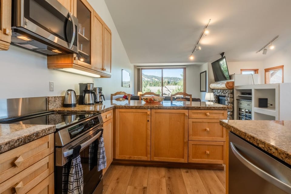 Snowcreek #793 Phase V - 3 Bedroom 3 Bath Sleeps 8 with Private 1 Car Garage House in Mammoth Lakes
