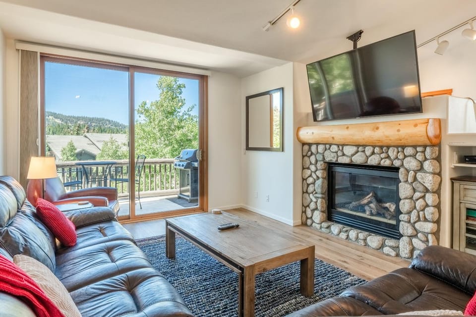 Snowcreek #793 Phase V - 3 Bedroom 3 Bath Sleeps 8 with Private 1 Car Garage House in Mammoth Lakes