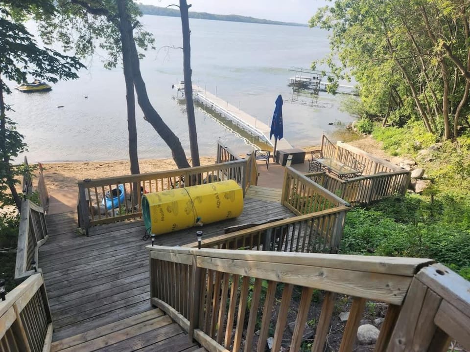Family Shoreline Hideaway House in South Dakota