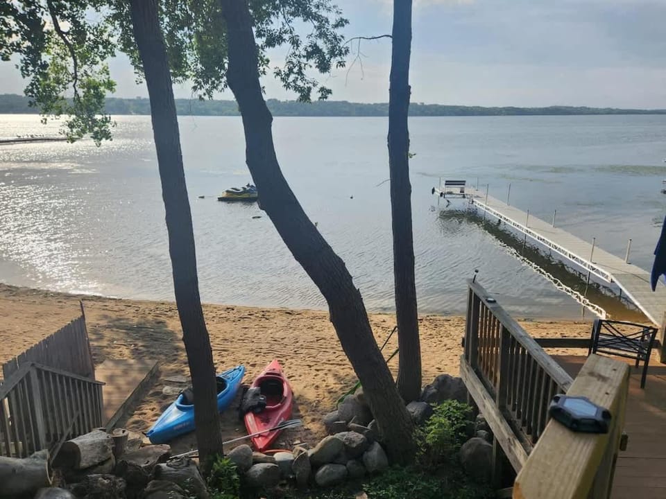 Family Shoreline Hideaway House in South Dakota