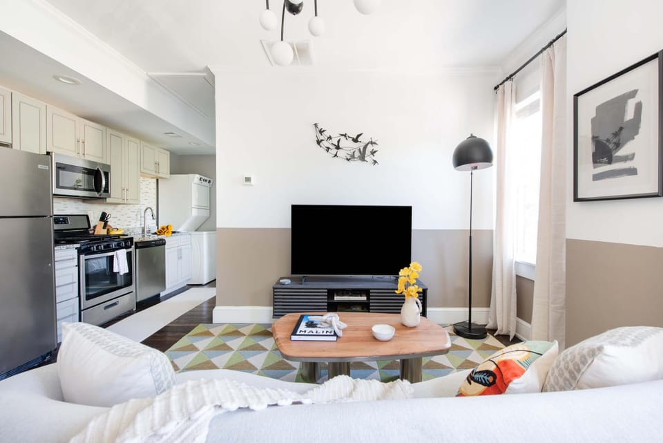 TV and multimedia, Kitchen or kitchenette, Living room, Seating area