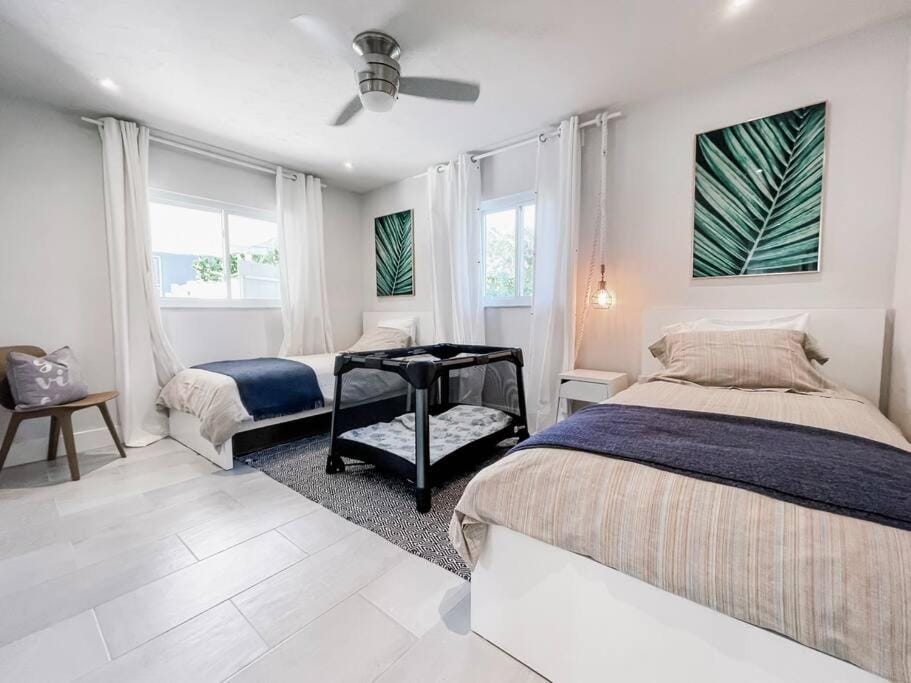 Cozy Cottage Near Vanderbilt Beach House in Naples Park