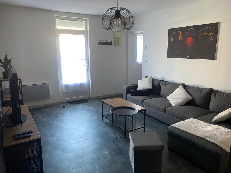 TV and multimedia, Living room, Seating area, internet