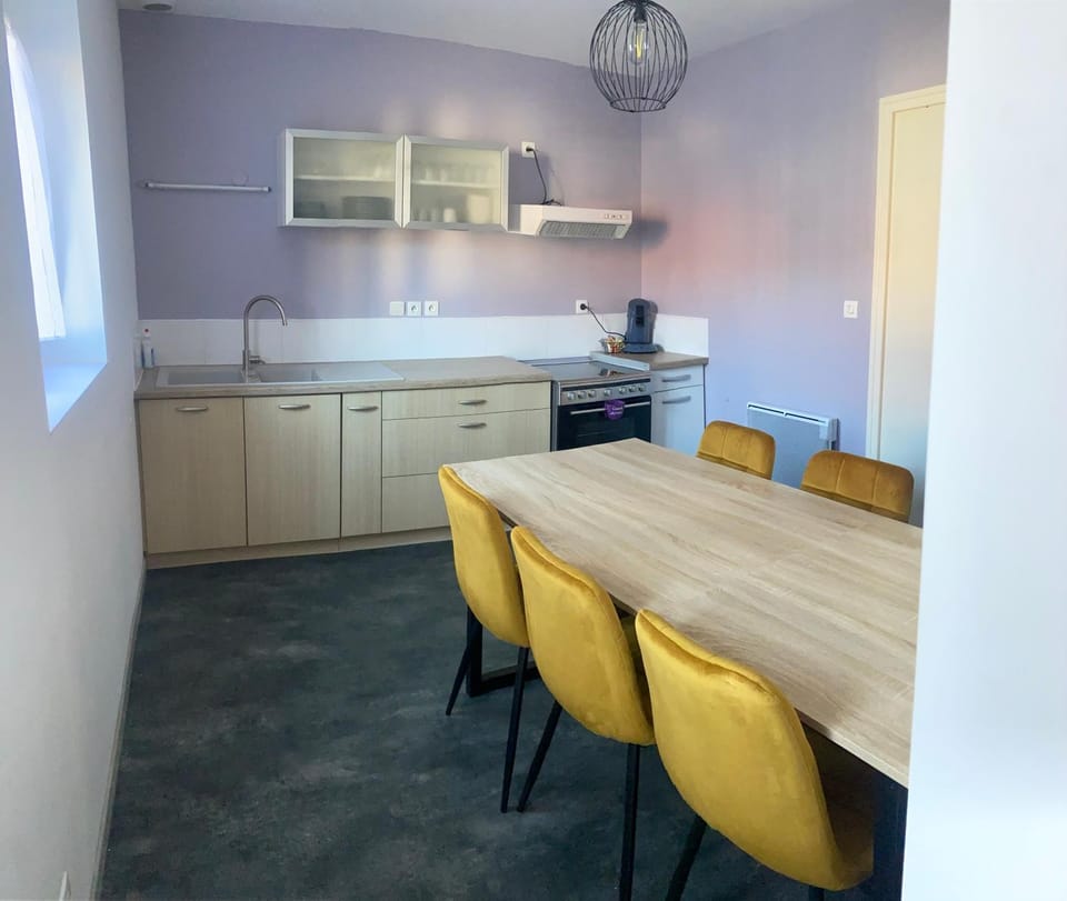 Kitchen or kitchenette, Dining area, microwave, stove