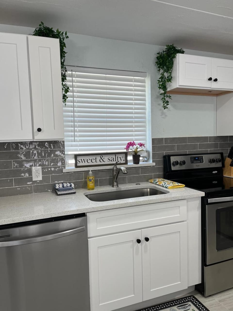 Beach Getaway,Walk orBike to beach,Fenced for doggie, Large Driveway Apartment in Naples Park