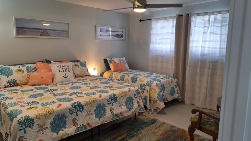 Beach Getaway,Walk orBike to beach,Fenced for doggie, Large Driveway Apartment in Naples Park