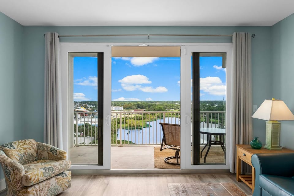 Family and Friends Beach Resort Condo for 8! Steps from the Beach! By Dolce Vita Getaways! Apartment in Panama City Beach
