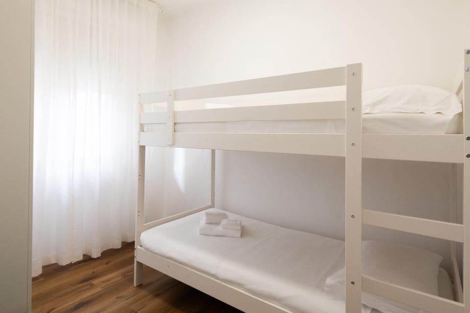 Bedroom, bunk bed, locker