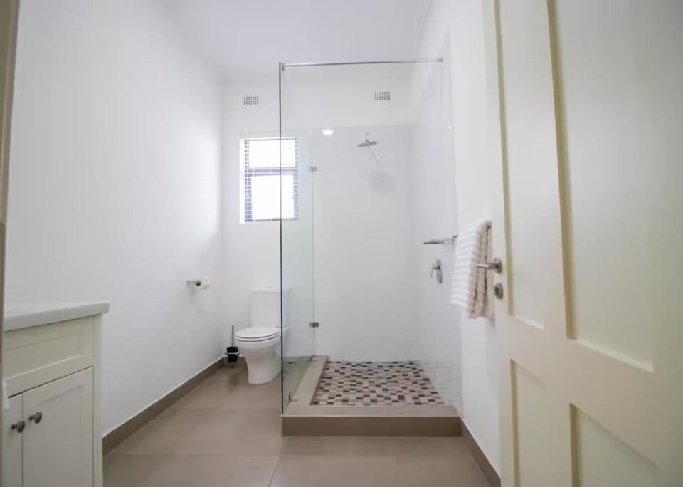 Shower, Toilet