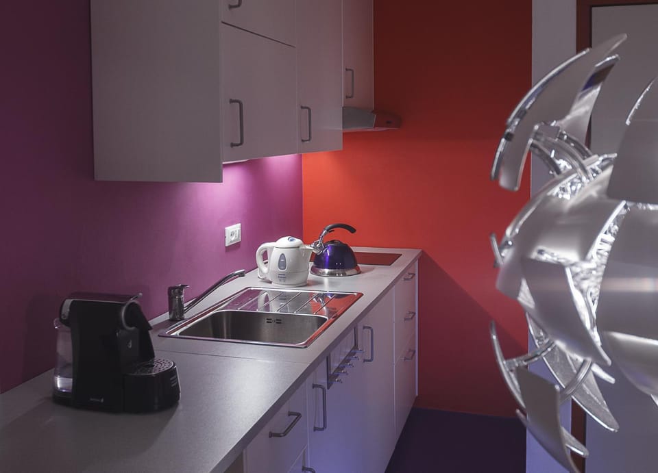 Restaurant/places to eat, Kitchen or kitchenette